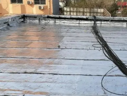 义乌卫生间漏水维修公司分享下义乌屋面楼顶防水刚性防水层施工要点。